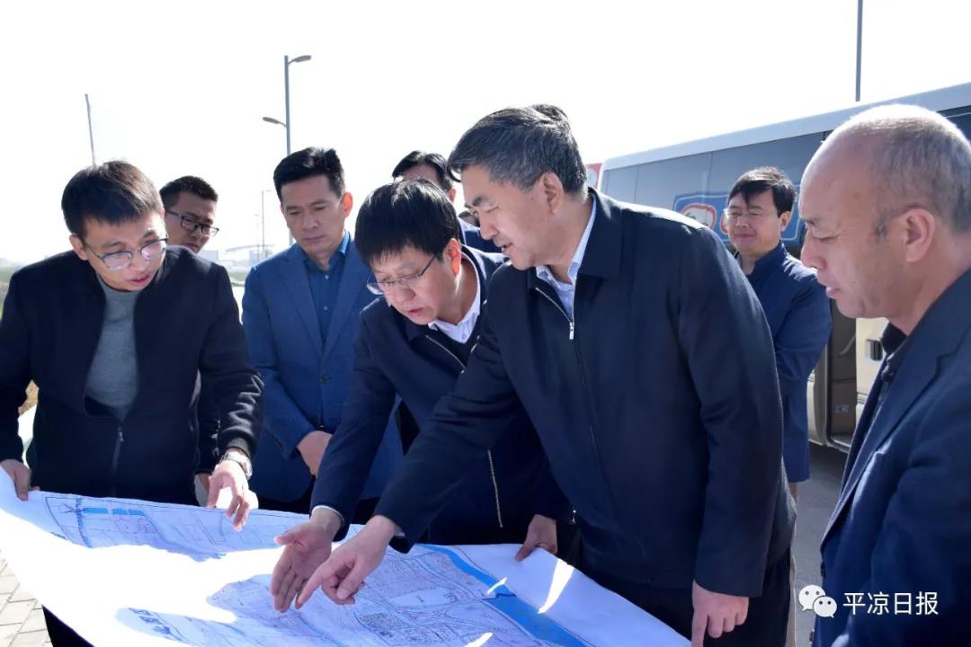 市委书记郭承录调研智能终端光电产业园建设情况(图2) 市委书记郭承录调研智能终端光电产业园建设情况(图2)