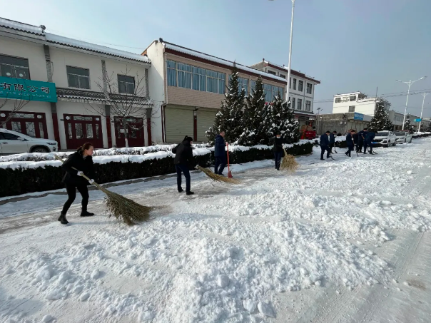 文明创建我先行——市产投集团深入创城包抓村社开展清扫积雪志愿服务活动(图2) 文明创建我先行——市产投集团深入创城包抓村社开展清扫积雪志愿服务活动(图2)